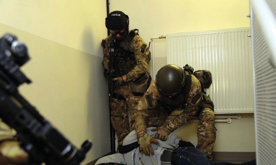 5. POSTĘPOWANIE W TRAKCIE OPERACJI ANTYTERRORYSTYCZNEJ nie uciekaj z miejsca zdarzenia, nie wykonuj gwałtownych ruchów możesz zostać uznany za terrorystę, połóż się na podłodze, spróbuj znaleźć