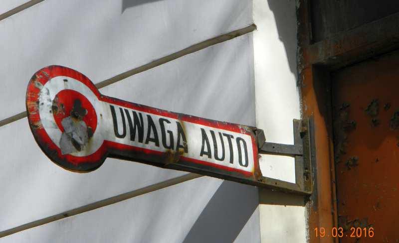 18 Fot. nr 24. Wysięgnik w bramie wytwórni oranżady od strony ulicy Filareckiej.
