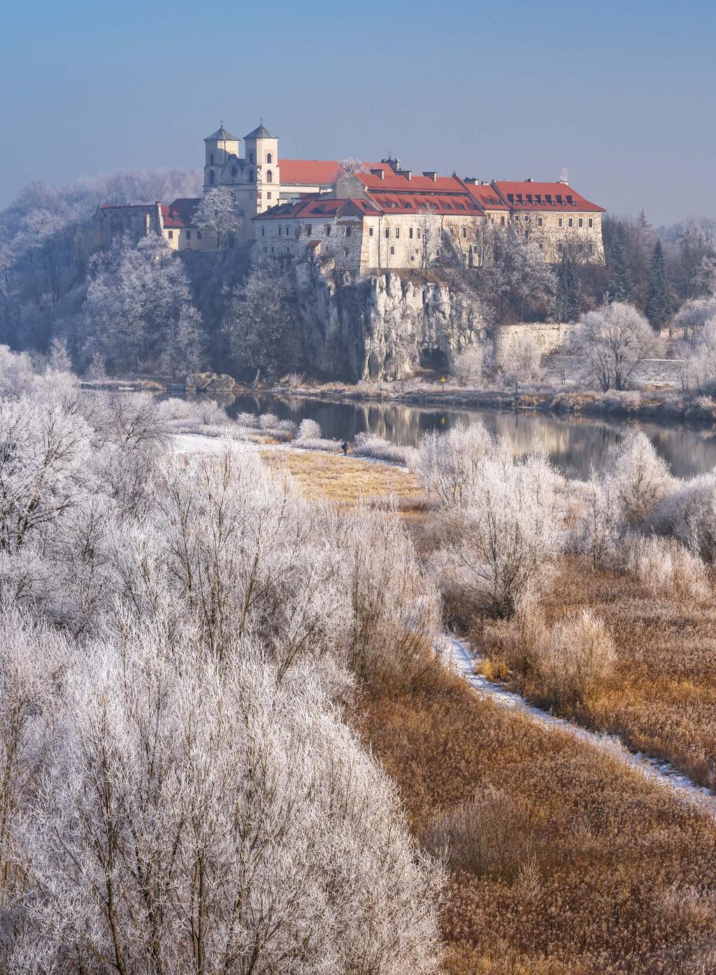 Oszronione drzewa w Piekarach i opactwo Benedyktynów w Tyńcu. fot.