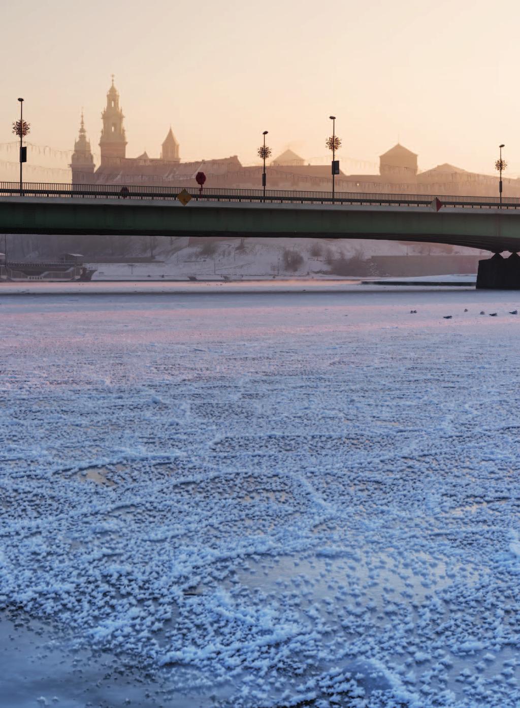 Zamarznięta Wisła. W oddali most Dębnicki i Wawel. fot.