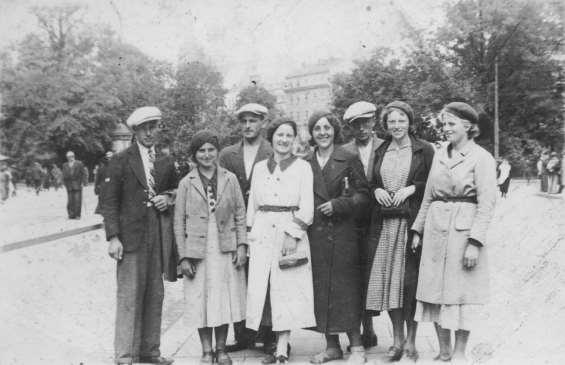 W trzecim rzędzie od lewej stoją: n, Bogdan Pietnowski, Leokadia Prystupa, Janina Kicińska, Roman Karczmarczuk, n, n. Zdjęcie ze zbiorów Ryszarda Karczmarczuka. Zdjęcie 12 Rok 1938, 4 lipca.