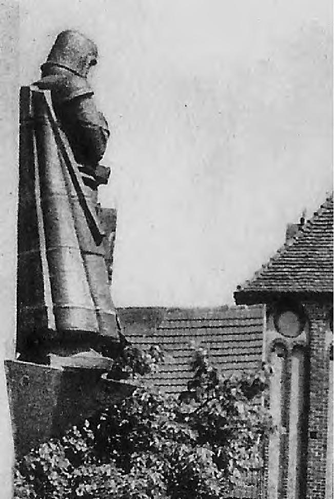 142 Janina Kochanowska Ryc. 6. Sławno, budynek dawnego hotelu Deutscher Hof. Figura germańskiego wojownika, autor nieznany (lata 30. XX wieku?