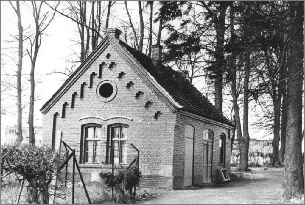 Cmentarze, pomniki i miejsca pamięci o zmarłych w Sławnie 151 Ryc. 1. Sławno, dawny budynek przedpogrzebowy. Fot.