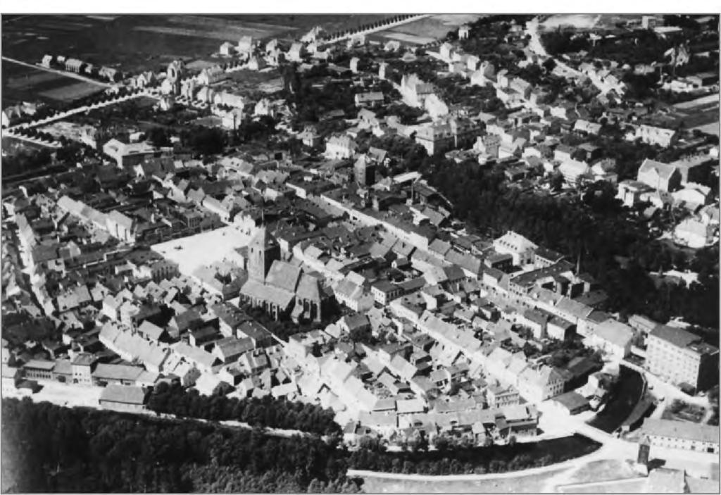Architektura i urbanistyka dawnego Sławna w świetle źródeł ikonograficznych 173 w 1926 r. stały dwa piętrowe kilkuosiowe domy mieszkalne.