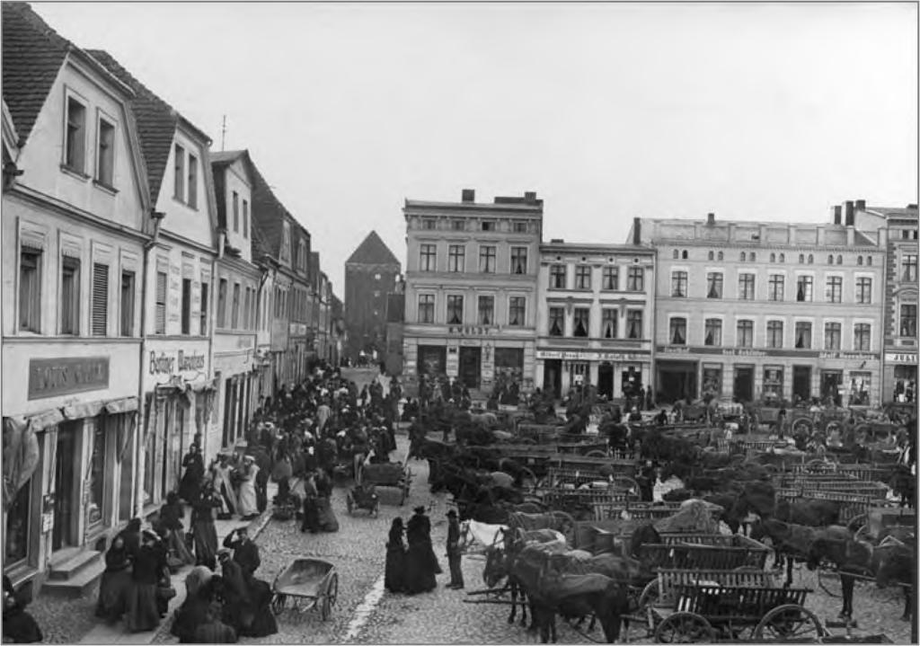 Architektura i urbanistyka dawnego Sławna w świetle źródeł ikonograficznych 179 Widoki rynku najwszechstronniej odzwierciedlały życie mieszkańców Sławna.