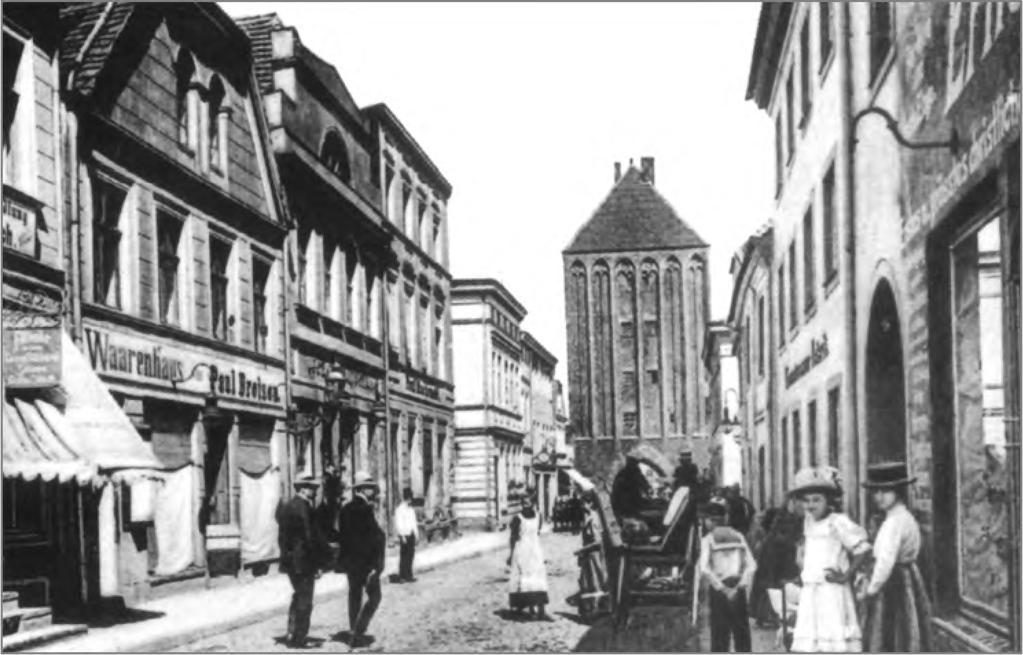 Architektura i urbanistyka dawnego Sławna w świetle źródeł ikonograficznych 183 Ryc. 12. Brama Słupska w Sławnie w perspektywie Stolper Strasse, pocztówka (Sroka 2012: il.