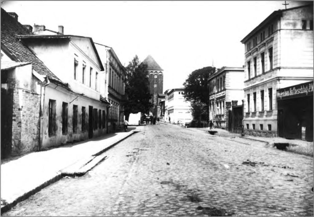 Architektura i urbanistyka dawnego Sławna w świetle źródeł ikonograficznych 189 ściany porośnięte winoroślą otacza ozdobna zieleń ogrodowa.