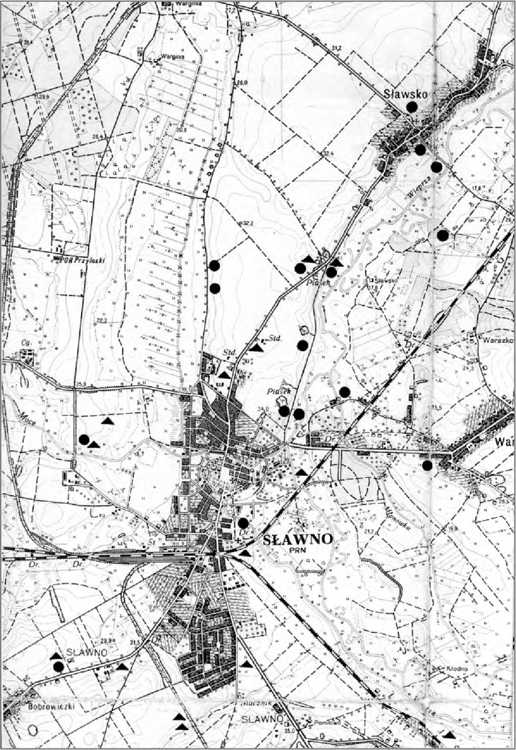 Badania archeologiczne na terenie Sławna 21 Ryc. 2. Rejon Sławna z zaznaczonymi stanowiskami archeologicznymi: trójkąty znaleziska pradziejowe, kółka wczesnośredniowieczne osady (oprac. I.