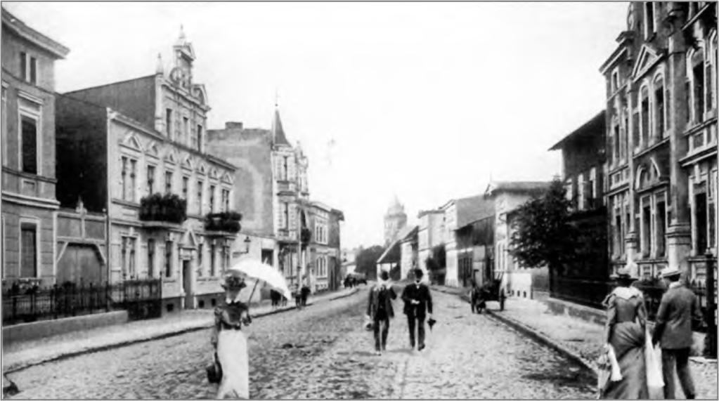 190 Ewa Gwiazdowska Widokówka z okresu międzywojennego wskazuje, że szeregi jednoi dwupiętrowych, a nawet wyższych kamieniczek czynszowych wznoszących się bezpośrednio za Bramą Koszalińską stanowiły
