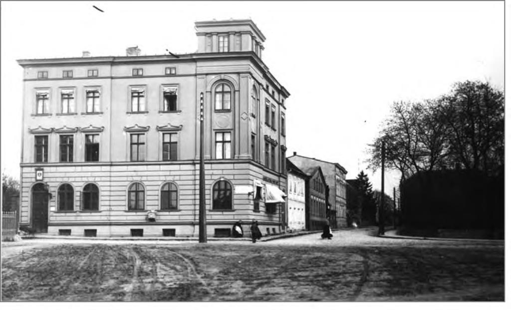 192 Ewa Gwiazdowska kazuje pocztówka z lat 30. XX wieku (Ryc. 19).