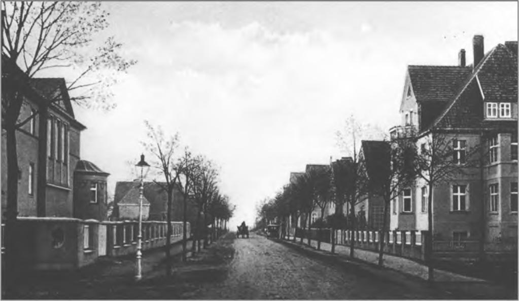 Architektura i urbanistyka dawnego Sławna w świetle źródeł ikonograficznych 195 Duże znaczenie dla urbanistycznego rozwoju Sławna miały przedmiejskie ulice wytyczone na północ i zachód od miasta.