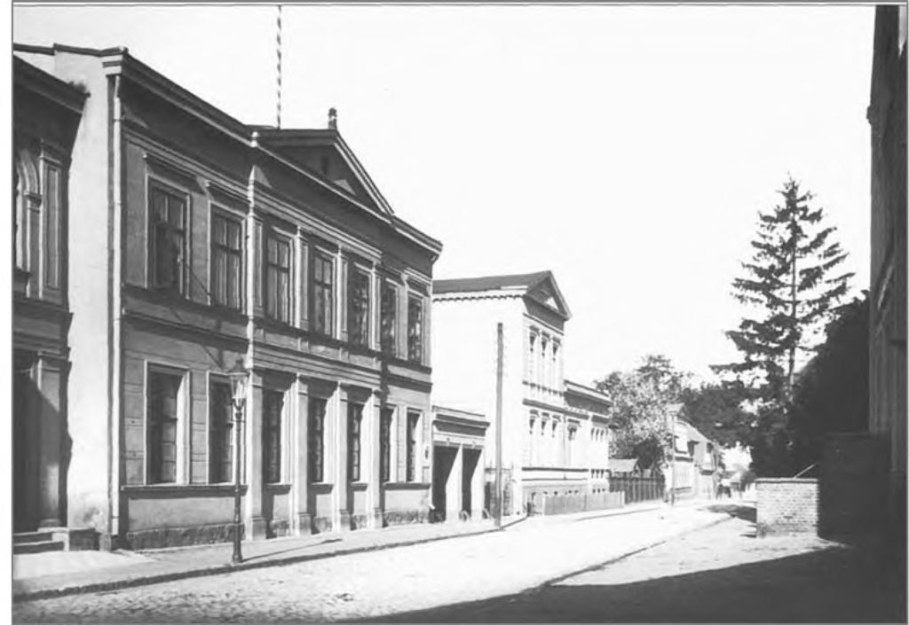 202 Ewa Gwiazdowska XIX-wieczny klasycystyczny budynek starostwa wzniesiony w pierzei Stolper Vorstadt przedstawiono na pierwszym planie pocztówki z 1900 roku, na której uwieczniono również północne