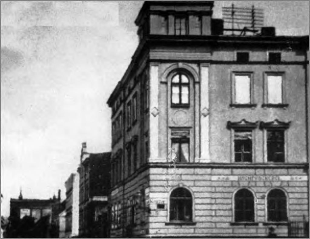 Architektura i urbanistyka dawnego Sławna w świetle źródeł ikonograficznych 203 przyziemie murowane z kamienia, wyrażające powagę urzędu, oraz ryzalitowana i podwyższona środkowa część budowli