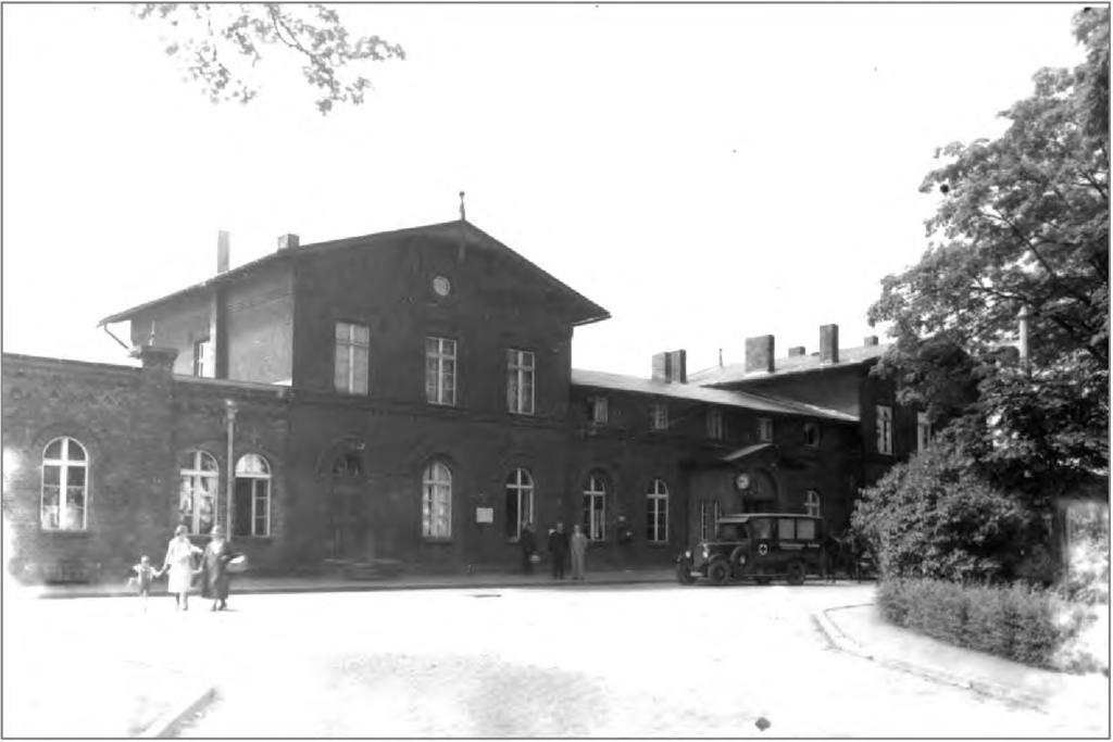 206 Ewa Gwiazdowska arkadowym (Rundbogen Stil), miał wysokie poddasze. Tę wydłużoną sylwetkę urozmaicono piętrowymi, szczytowymi pseudoryzalitami.
