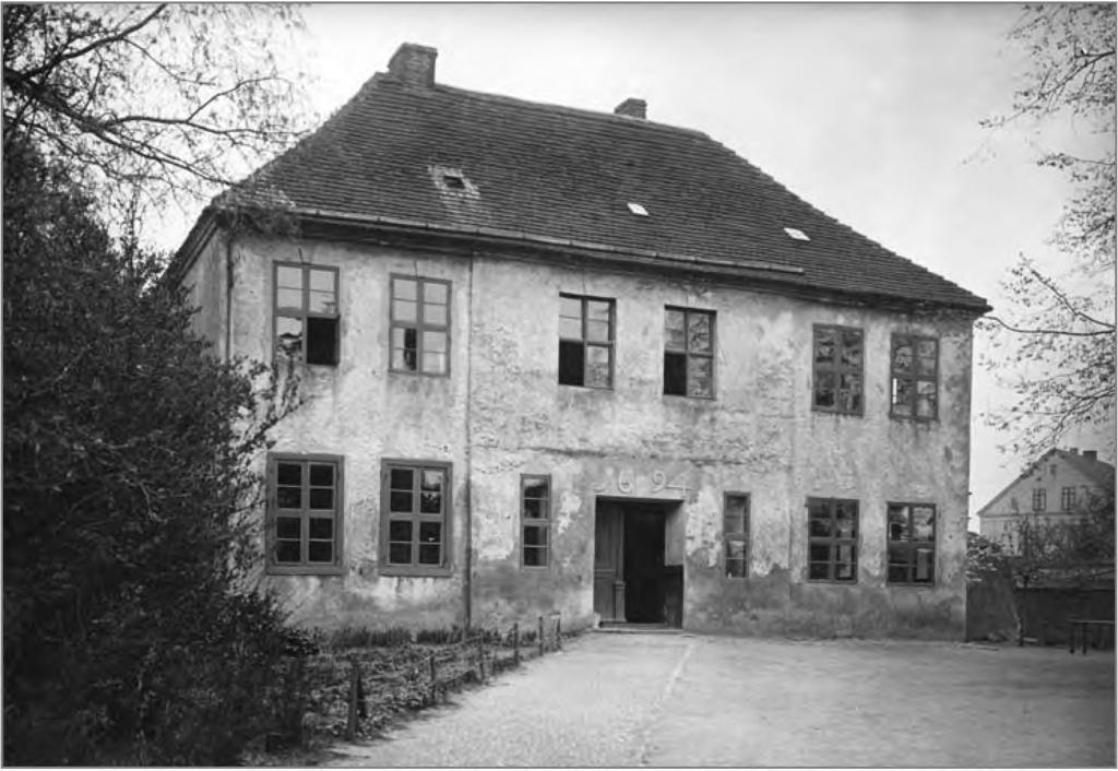 212 Ewa Gwiazdowska z ukosa, pokazuje także budynki na tyłach założenia, przypominające kamienice czynszowe (Ryc. 40).