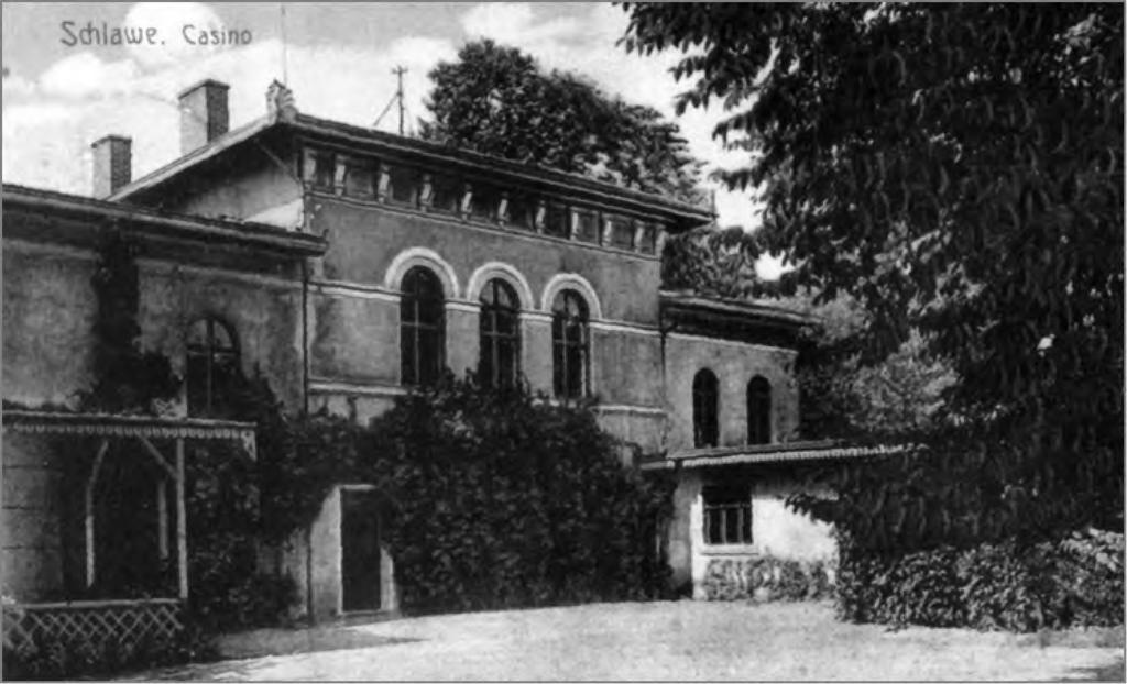 Architektura i urbanistyka dawnego Sławna w świetle źródeł ikonograficznych 213 ciu uchwyconym od strony fasady, wykonanym około 1900 roku (Poprawska, Sroka 2002: 88).
