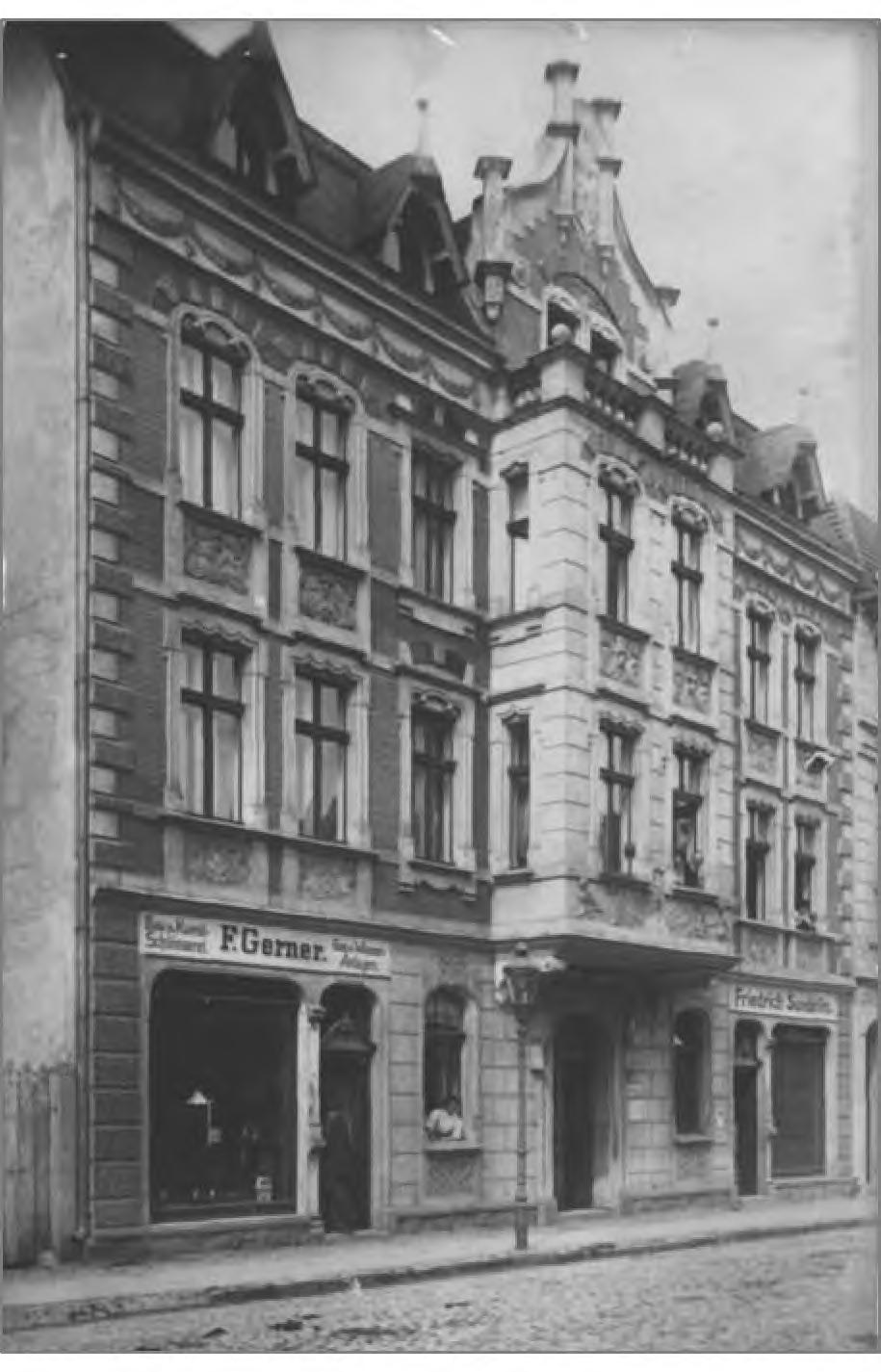 Architektura i urbanistyka dawnego Sławna w świetle źródeł ikonograficznych 217 Ryc. 46. Sławno, kamienica w stylu historyzmu przy Kösliner Vorstadt (zbiory J.