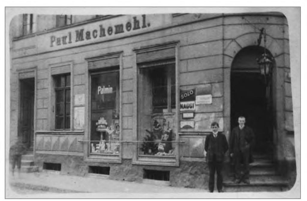 Architektura i urbanistyka dawnego Sławna w świetle źródeł ikonograficznych 227 (Ryc. 56). Do sklepu wiódł półkolisty portal oświetlony latarnią. Wysokie przeszklone witryny chronione były roletami.