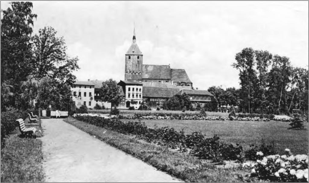 Architektura i urbanistyka dawnego Sławna w świetle źródeł ikonograficznych 231 dzone różami (Ryc. 59). U zbiegu alejek założono gwiaździsty basen z fontanną.