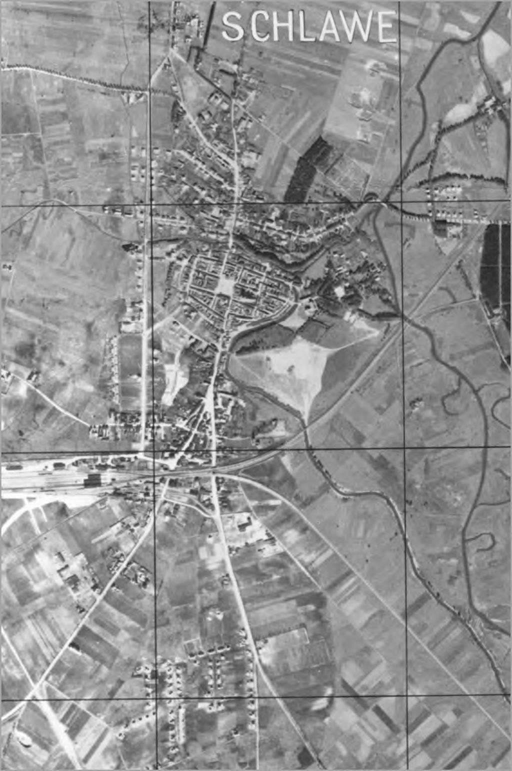 268 Włodzimierz Rączkowski Ryc. 3. Sławno na fotomapie wykonanej w skali 1 : 25 000 na podstawie pionowych zdjęć lotniczych z listopada 1933 roku zdjęciach pionowych z listopada 1933 roku (Ryc. 3).