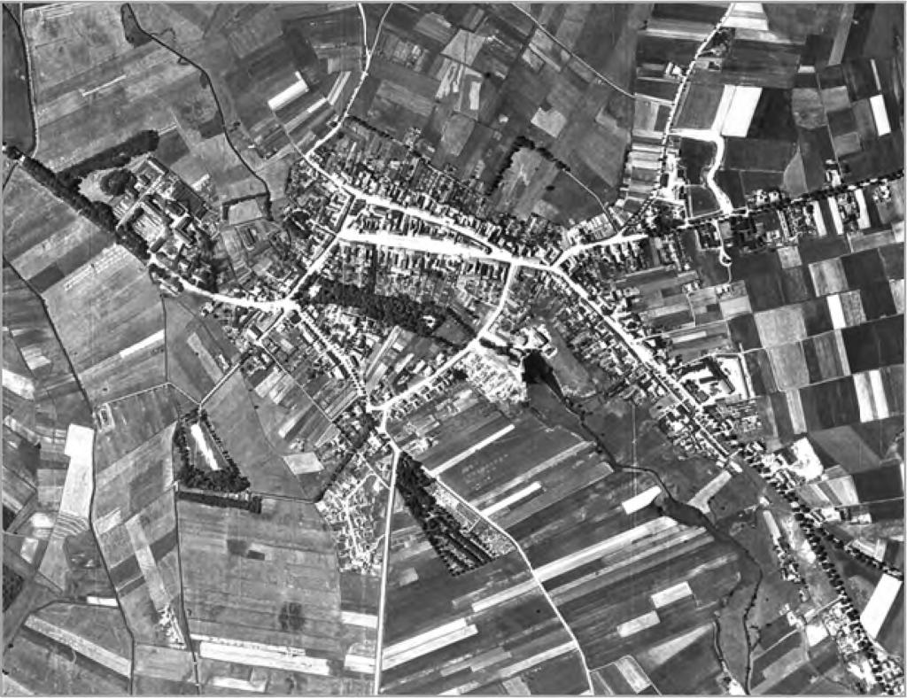 Sianów rozwój przestrzenny miasta do roku 1944 widoczny na zdjęciu lotniczym ( NARA) jest pojawienie się linii kolejowej ze