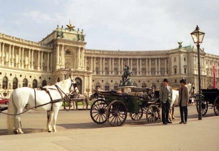 WIEDEŃ i BUDAPESZT - 3 dni Podczas zwiedzania WIEDNIA z przewodnikiem zobaczymy między innymi: Park Miejski, gdzie znajduje się najsłynniejszy pomnik miasta: Złoty Strauss Bajkowy dom -