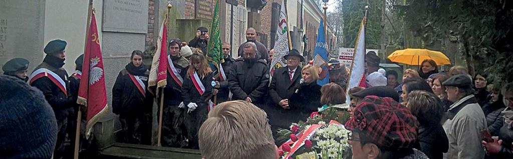 PAMIĘĆ Głos Raciąża nr 1/2018 5 PRZY GROBIE REYMONTA Rodzina reymontowska przy grobie noblisy Fot. Stowarzyszenie Dziennikarzy im.