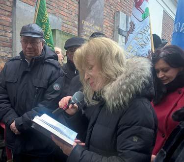 Szkołę w Koziebrodach, której autor Chłopów jest od kilkunastu lat patronem, reprezentowała dyrektor placówki Małgorzata Środkowska.