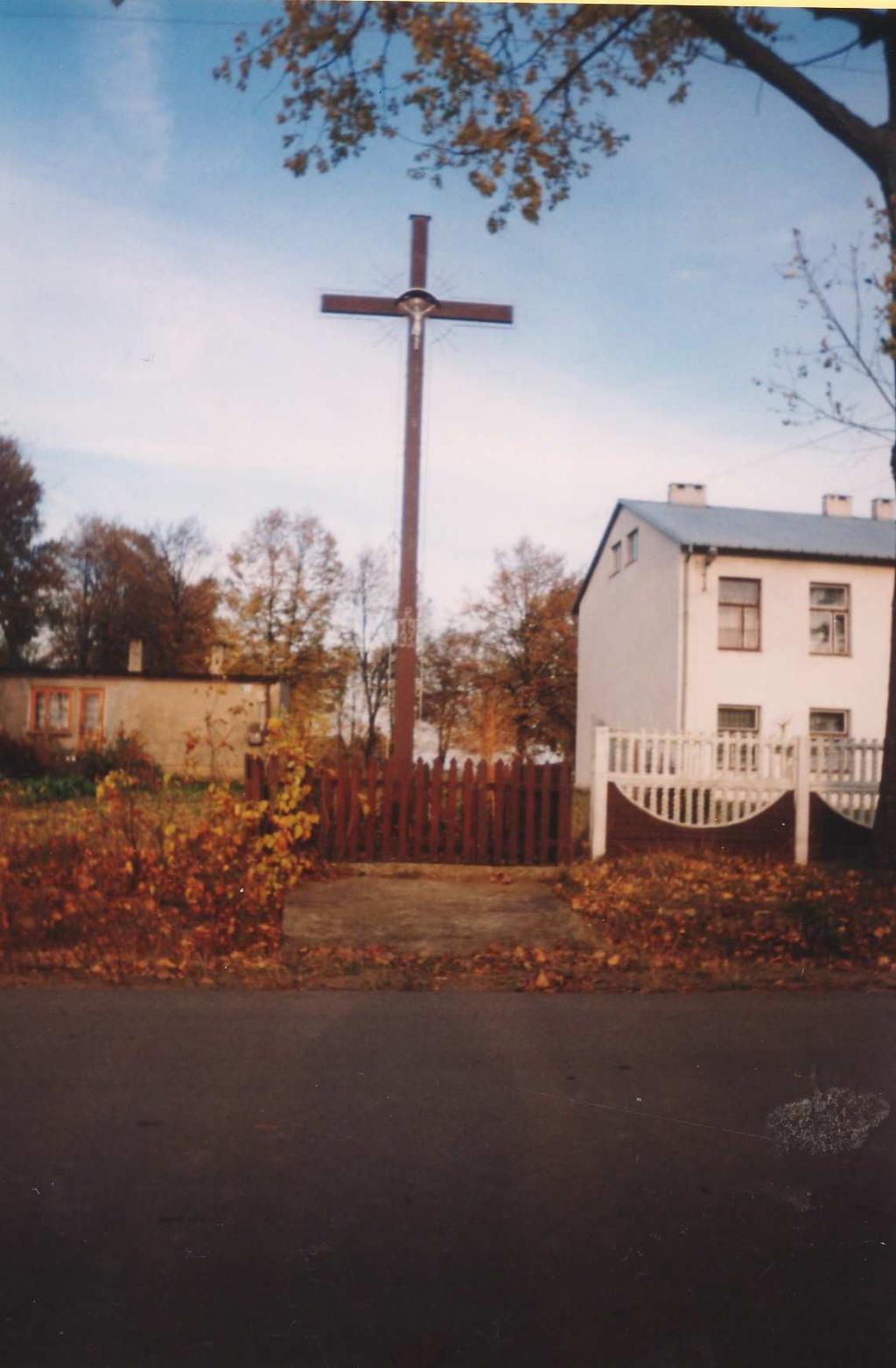 Obok szkoły, na miejscu starego drewnianego krzyŝa, Ŝelazny krzyŝ