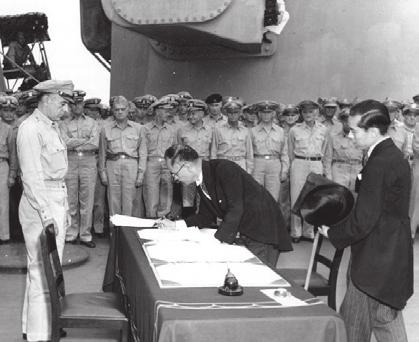 11. Japoński premier Mamoru Shigemitsu składa podpis na dokumentach bezwarunkowej kapitulacji Japonii, na pokładzie pancernika USS Missouri, 2 IX 1945 r.