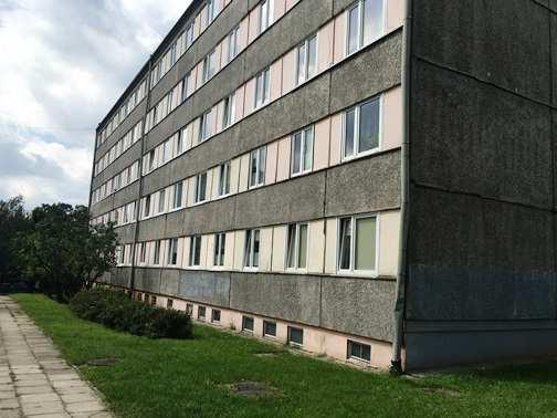 rzucie wc i łazienka osobno w rzeczywistości łazienka z wc połączona), przedpokój. Okna na dwie strony.