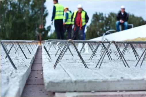 betonowaniem wieńców stropu. Mieszankę betonową należy rozprowadzać równomiernie na całej powierzchni płyty, aby nie dopuścić do miejscowego przeciążenia stropu.