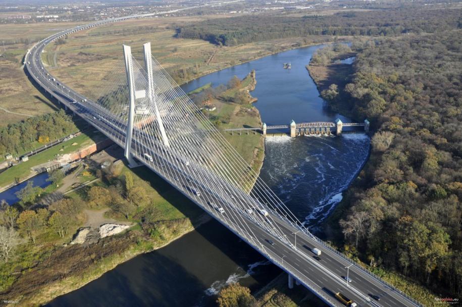 działania wody artezyjskiej i różnego rodzaju obciążeń od autostrady, przyjęto posadowienie filara na wierconych palach wielkośrednicowych.