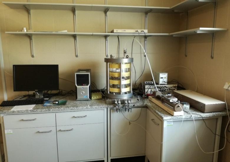 Badania laboratoryjne wykonywane w ośrodkach naukowych na udoskonalonej aparaturze dotyczyły również poznania zachowania się gruntów w zakresie małych odkształceń z wykorzystaniem aparatu