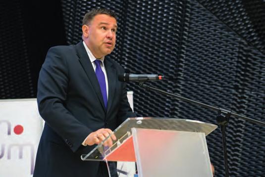 Zgodnie z tradycją poprzednich KDE prezydent Katowic Marcin Krupa wręczył na ręce prezesa OZW SEP Jerzego Barglika symboliczny klucz do bram Miasta Katowice. Fot.