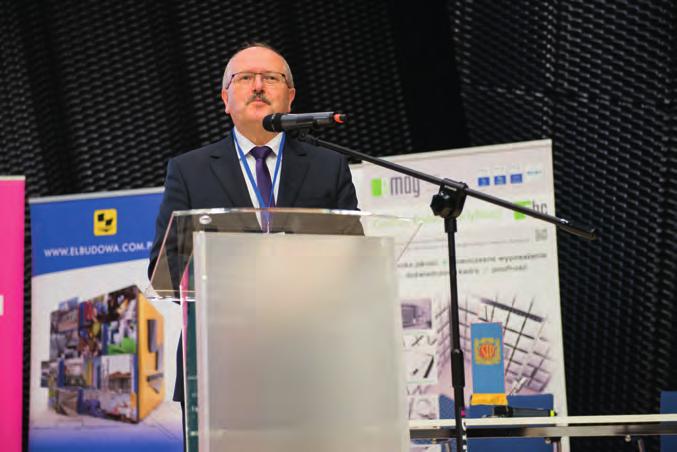 Prezydent Katowic Marcin Krupa i prezes OZW SEP Jerzy Barglik z kluczem do bram Katowic Przedstawiciel Urzędu Miasta Katowice Daniel Wolny zaprezentował temat