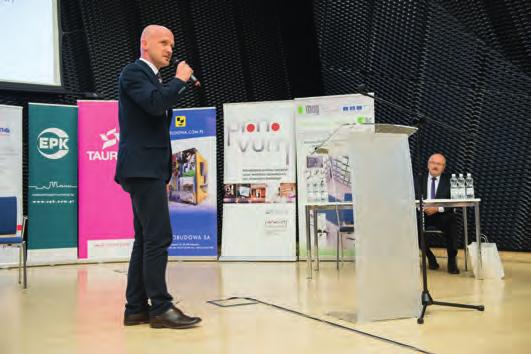 Daniel Wolny Urząd Miasta Katowice, przy stoliku Piotr Uszok Fot. 9. Wystąpienie wiceprezesa Tauron Polska Energia S.A.