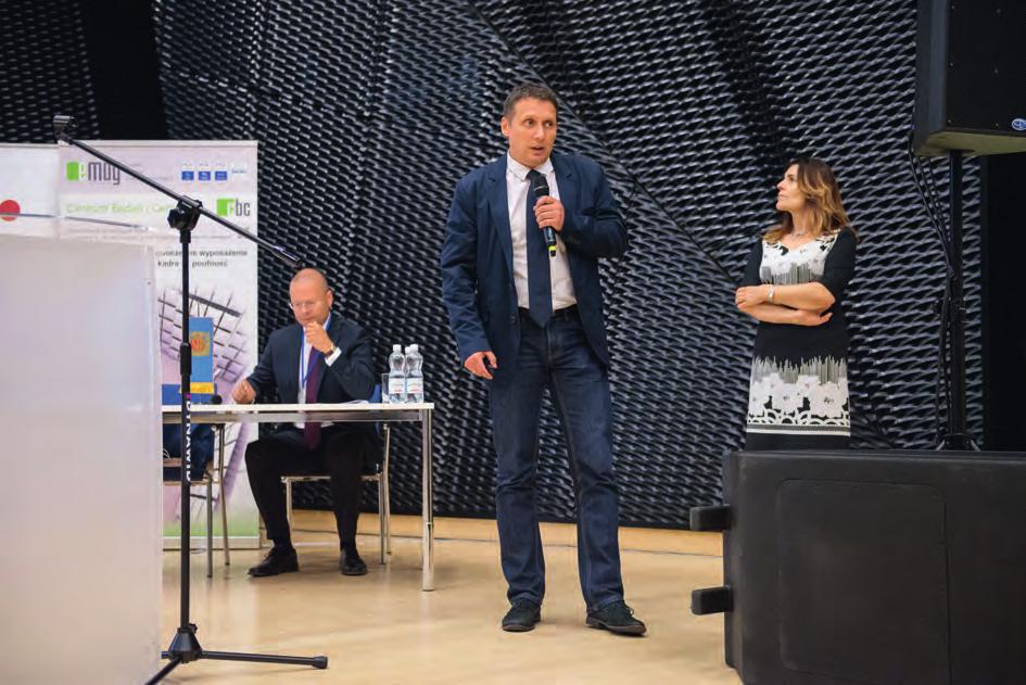Od prawej: Jerzy Trzeszczyński, Marcin Dąbrowski, przy stoliku prowadzący sesję Rafał Kobylecki Fot. 14. Sławomir Staszak (z lewej) i Krzysztof Świętek Drugą Sesję pt.