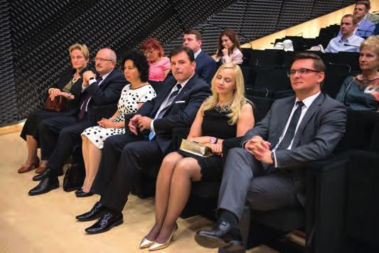 24. Uczestnicy uroczystej gali, od lewej: Teresa Skowrońska, Piotr Uszok z małżonką, Mariusz Saratowicz z małżonką, Marcin Krupa Fot. 22. Wystawa samochodów o napędzie elektrycznym Fot. 23.