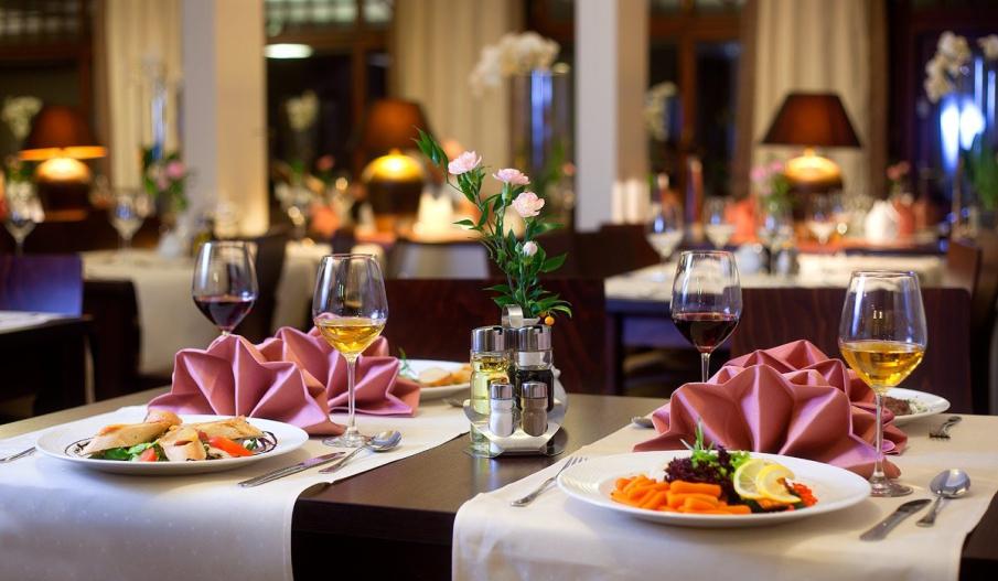Smakoszy wyśmienitej kawy i herbaty zapraszamy do sąsiadującego z restauracją baru, w którym