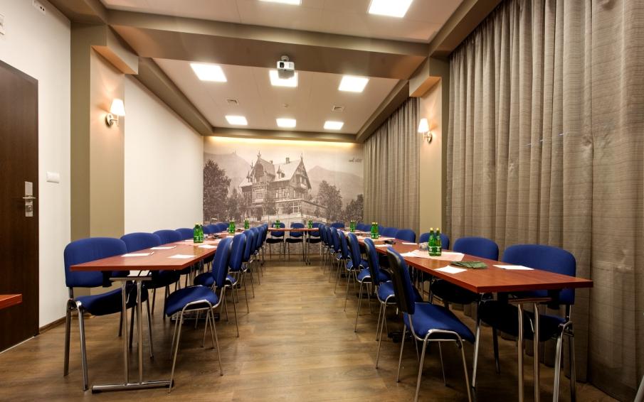 Konferencje Liczba sal - 3 Łączna liczba miejsc - 235 Łączna powierzchnia - 380 m2 Z myślą o spotkaniach