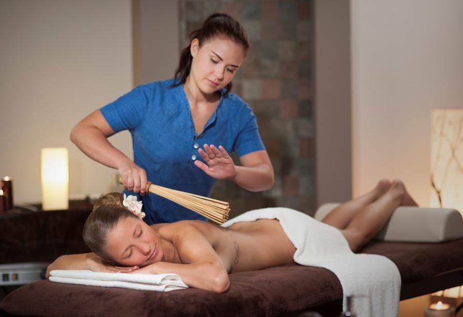 SPA & Wellness Do Państwa dyspozycji oddajemy 9 profesjonalnie przygotowanych gabinetów, gdzie zabiegi pielęgnacyjne na twarz i ciało