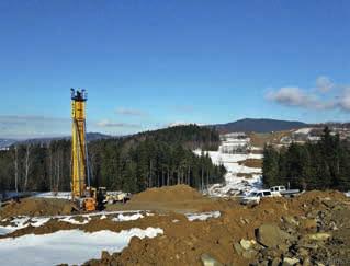 Zgodnie z normą [2], pale przemieszczeniowe dzielą się na: prefabrykowane betonowe, stalowe, drewniane, formowane w gruncie z rurą odzyskiwaną (betonowe) lub z rurą pozostawianą (betonową, stalową).