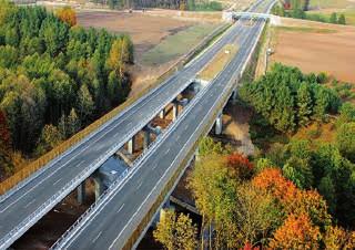 formowane dwuetapowo. Pal wiercony według [1] to pal formowany (z rurą osłonową lub bez niej) przez wykopanie lub wywiercenie otworu w gruncie i wypełnienie go betonem lub żelbetem.
