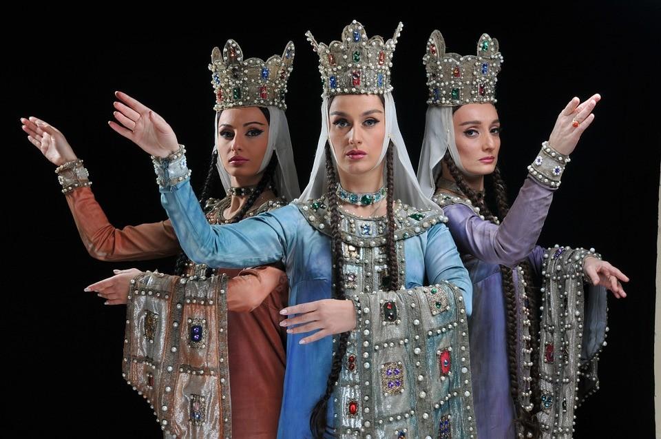 muzycznych. Muzyka jest zjawiskiem kultury, zatem zadaniem instruktora prowadzącego zajęcia koła wokalnego jest włączenie uczestnika w proces kulturotwórczy.