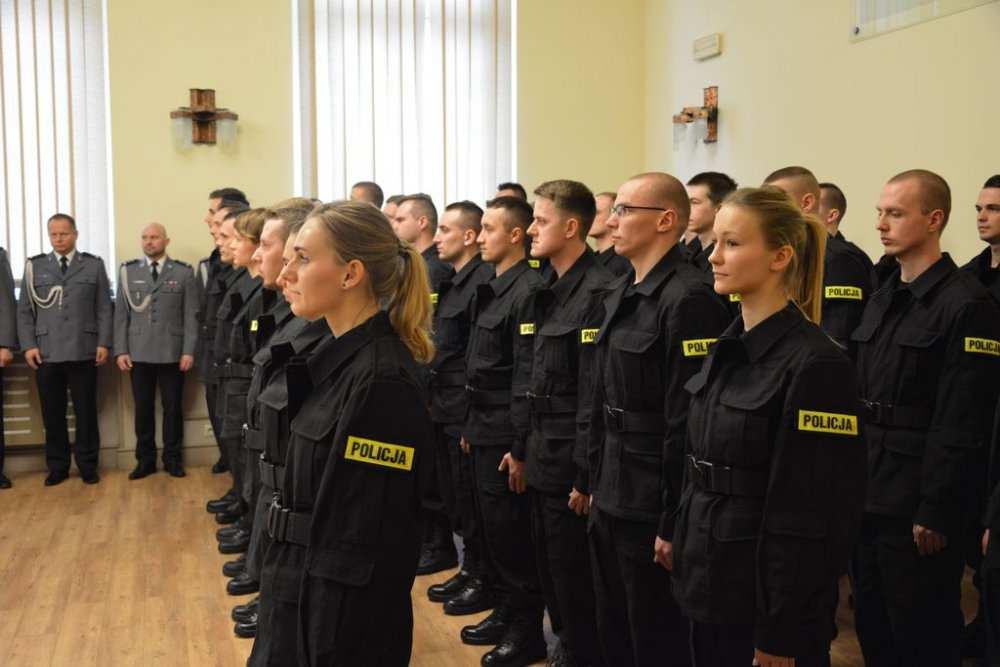 Teraz adeptów czeka półroczne szkolenie podstawowe w Centrum Szkolenia Policji w Legionowie.