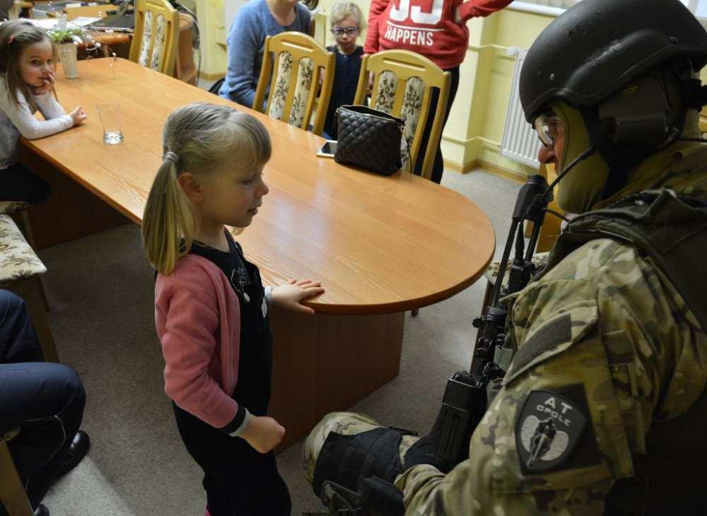 Przedszkolaki wraz z I Zastępcą Komendanta Wojewódzkiego insp.