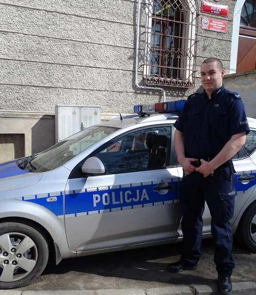 Policjanci uratowali życie 51-latkowi Policjanci z Brzegu uratowali życie 51-latkowi. Mężczyzna przewrócił się, stracił przytomność i przestał oddychać. Szybka reakcja post.