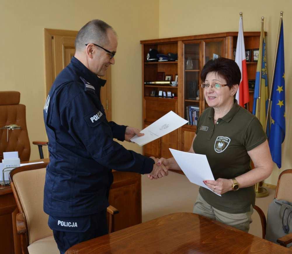 Policjanci wezwali na miejsce zespół pogotowia ratunkowego i cały czas monitorowali czynności życiowe poszkodowanego. Kilka chwil później mężczyzna stracił świadomość i przestał oddychać.