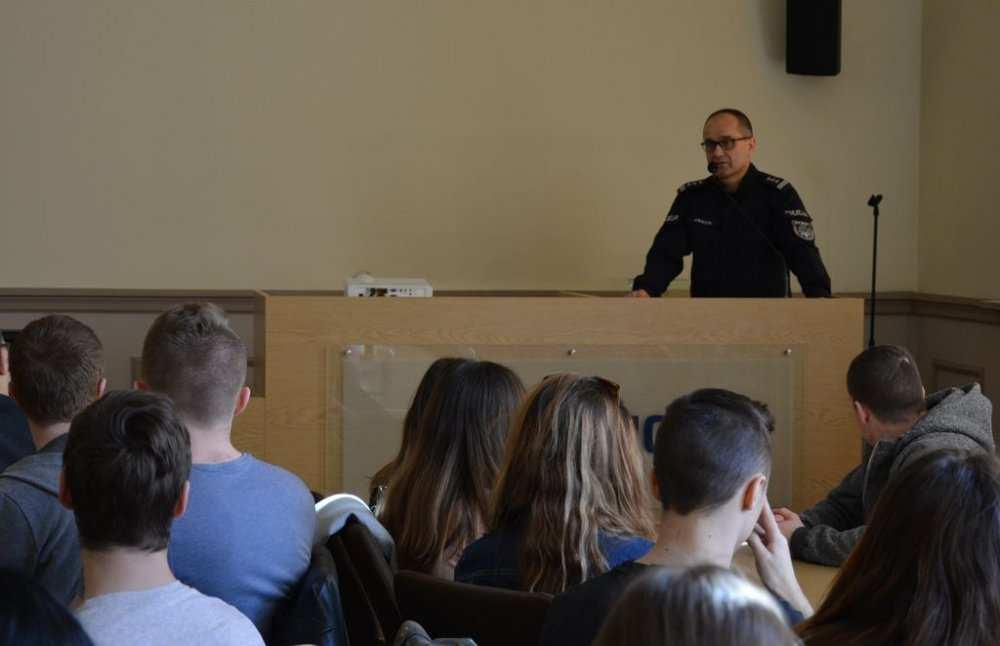 Spotkaliśmy się ze studentami W Komendzie Wojewódzkiej Policji gościliśmy studentów z Wyższej Szkoły Bankowej w Opolu. Uczniów przywitał insp. Jarosław Kaleta Komendant Wojewódzki Policji w Opolu.